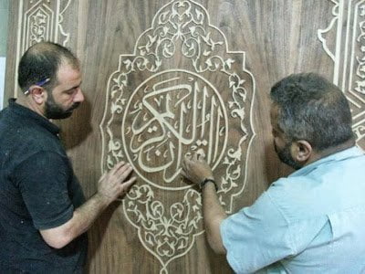 خطاط سوري و نجار مصري يعملان علي أكبر نسخة من القرآن الكريم في العالم 8