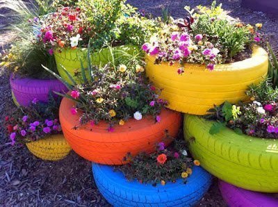 استخدام إطارات السيارات الملونة كأحواض رائعة للأزهار و النباتات في تزيين الحدائق