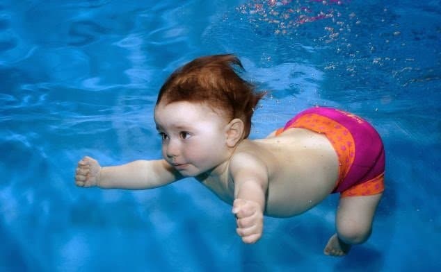 تعليم الأطفال الرضع السباحة و الغطس