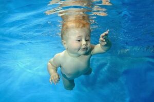 baby-diving-in-pool