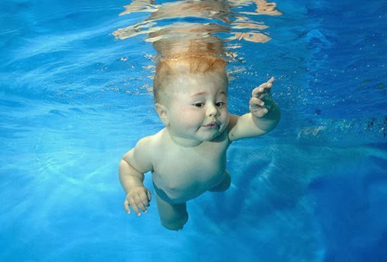 الأطفال الرضع قادرين علي السباحة