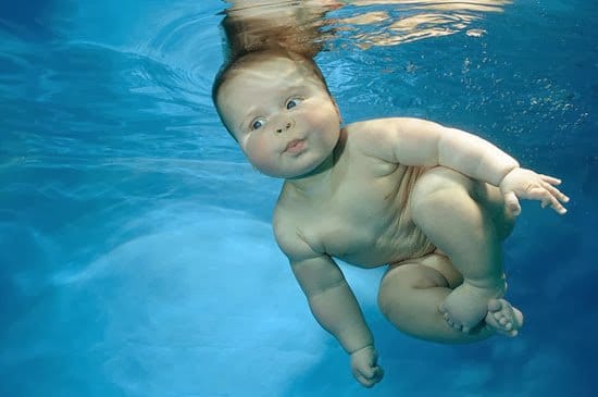 الأطفال الرضع يولدون قادرين علي السباحة و الغطس