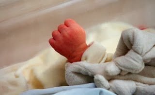 طفل يولد بعد وفاة أمه دماغياً بثلاثة أشهر !