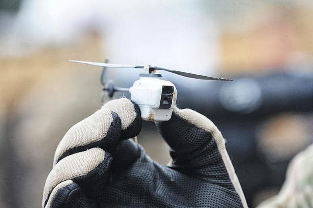 طائرة البلاك هورنيت ( الدبور الأسود ) أصغر طائرة نانوية بدون طيار في العالم