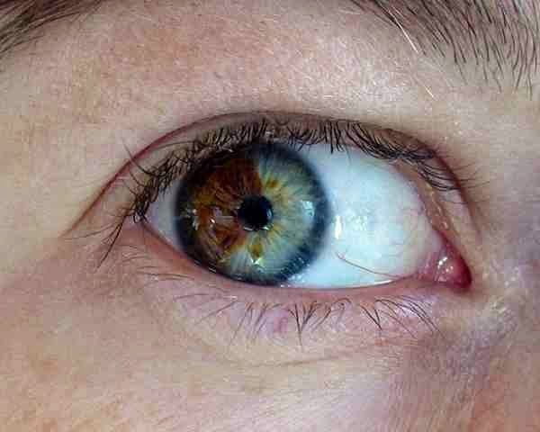 تغيير لون العينين إلى الأزرق في 20 ثانية و بدون عدسات لاصقة !