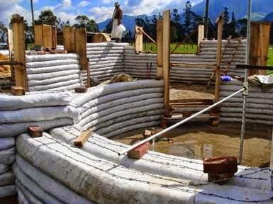 كيف تبني بيتاً رائعاً من أكياس الرمل أو الطين و الأسلاك الشائكة ! 6