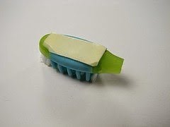 تعلم كيف تصنع بنفسك روبوت بسيط بإستخدام فرشاة أسنانك ! 6