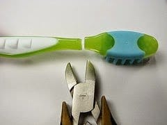 تعلم كيف تصنع بنفسك روبوت بسيط بإستخدام فرشاة أسنانك ! 4
