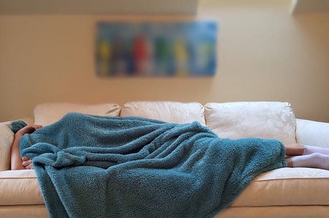6 مشاكل صحية خطيرة قد تسببها تغطية الرأس أثناء النوم