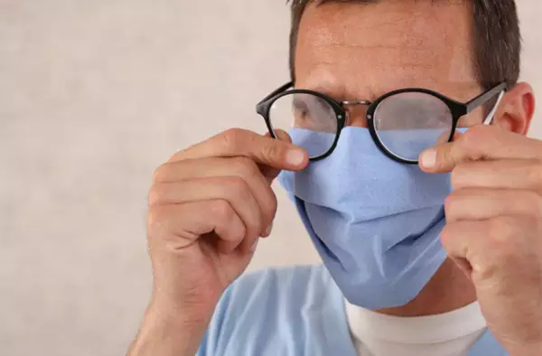 كيف تمنع تكثف البخار على نظارتك بينما ترتدي قناعاً طبياً ؟